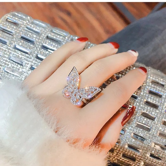 Gorgeous Butterfly Ring filled white Sapphire - Picture 5 of 5